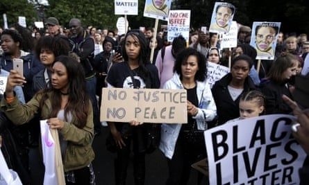 Demonstranter håller skyltar för rättvisa och Black Lives Matter